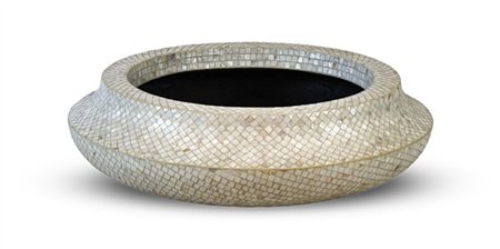 Grande cachepot di forma circolare rivestito da piccole tessere in madreperla a