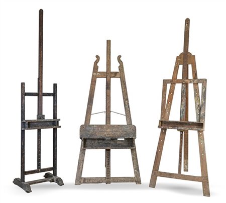 Lotto composto da tre diversi cavalletti da pittore di differente epoca e forma