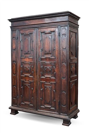 Armadio in noce a due ante con pannellature sagomate a profilo mistilineo, capp