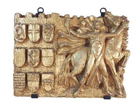 Calco in gesso dorato di forma rettangolare a figura maschile con mantello, cav