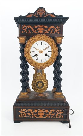 Pendola a portico con cassa in legno ebanizzato e decorato a intarsi. Quadrante