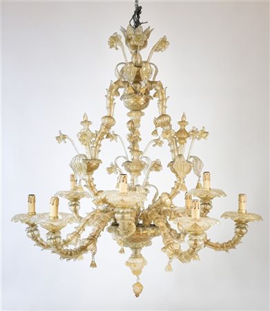 Manifattura di Murano, secolo XX. Lampadario a otto luci in vetro incolore e or