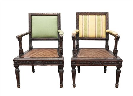 Coppia di poltrone in noce con profili, braccioli e fascia intagliati a motivi