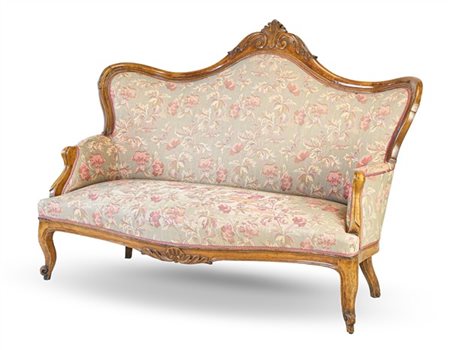 Divano a tre posti di forma mossa in noce intagliato, rivestimento in tessuto f