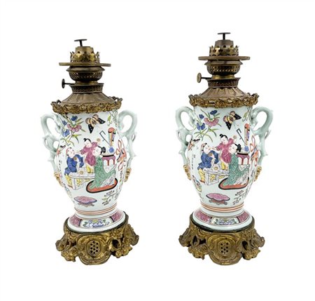 Coppia di vasi biansati in porcellana policroma con figure femminili in un inte