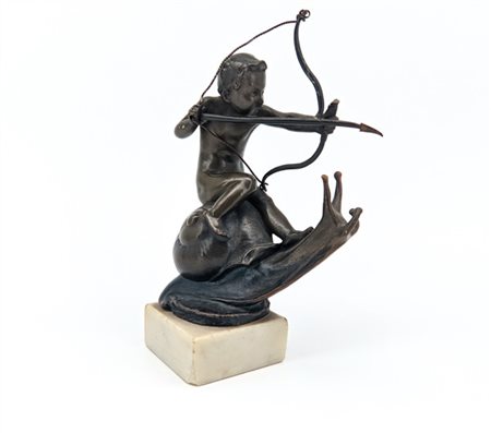 Fonditore del secolo XIX-XX. Amorino su lumaca in bronzo con base in marmo bian