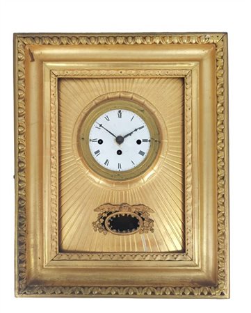 Orologio da parete a quadro in cornice dorata. Quadrante in smalto bianco a num