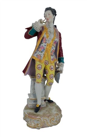 Manifattura del secolo XX. Figura di gentiluomo in porcellana policroma con pro