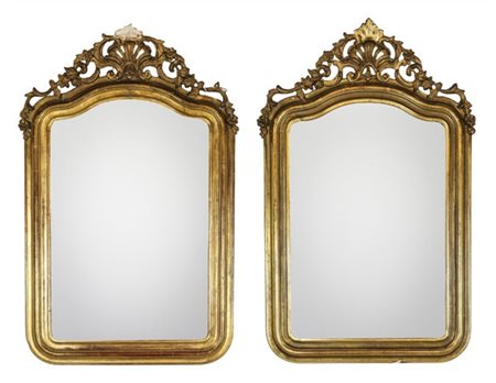 Coppia di specchiere in legno e pastiglia dorata con cornice a vassoio e cimasa