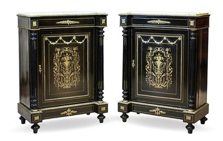 Coppia di credenzini in legno ebanizzato e filettato in ottone, fronte ad un'an