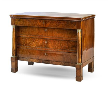 Cassettone lastronato in noce e radica, fronte a quattro cassetti con montanti