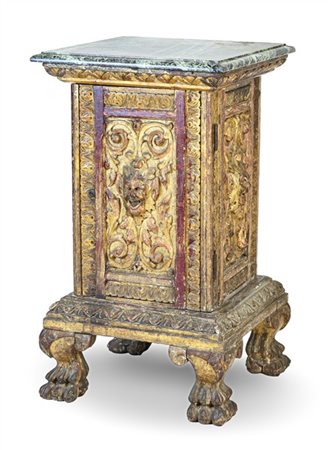 Piedistallo da centro ad uno sportello in legno intagliato e dorato con decoro