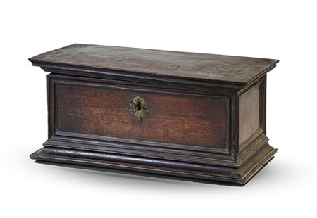 Modello di cassapanca in legni vari con piano ribaltabile, fronte e fianchi pan