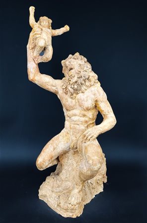 Scultura in gesso dipinto a forma di figura barbuta seduta e reggente bambino (