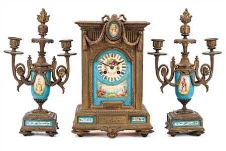 Trittico da camino composto da una coppia di candelabri a tre fiamme e una pend