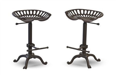 Coppia di sgabelli in ghisa e altri metalli con seduta traforata e sostegno reg