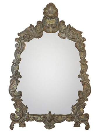 Specchiera sagomata in legno rivestita in lamina sbalzata a volute e motivi roc