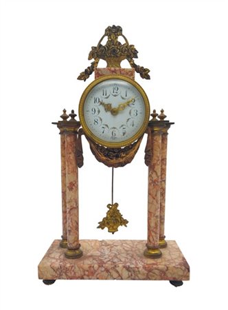 Pendola a portico in marmo e metallo dorato. Quadrante in smalto bianco a numer