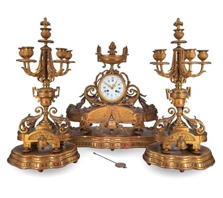 Trittico da camino composto da pendola e coppia di candelabri a sei fiamme in m