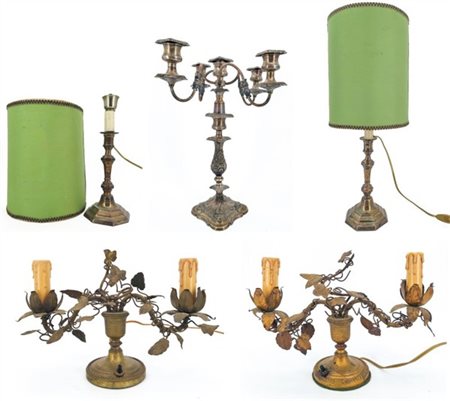 Lotto composto da una coppia di candelabri in metallo con decoro a foglie in la