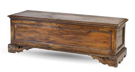 Cassapanca in legno con fronte riquadrato, piedi a mensola sagomati a motivi st