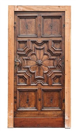 Antico portone in legni vari intagliati con fronte decorato da riserve mistilin