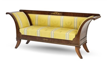 Divano in noce con decori ad intarsio in ottone ad animali fantastici e volute