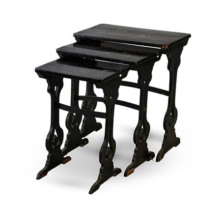 Tavolino a nido in legno laccato e decorato a motivi floreali e volatili in oro