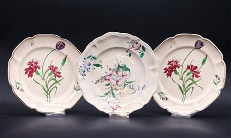 Manifattura di Strasburgo, secolo XVIII. Lotto composto da coppia di piatti in