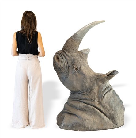 Grande testa di rinoceronte in vetroresina dipinta in policromia (cm 155x85x109