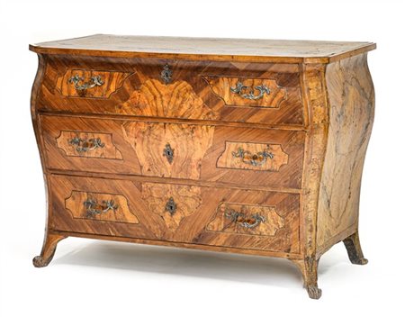 Cassettone lastronato e filettato in noce e radica di forma mossa a tre cassett