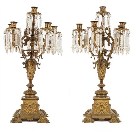 Coppia di candelabri a sei fiamme in metallo dorato con sostegno a balaustro su