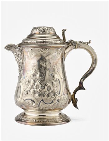 Tankard in old sheffield sbalzato a volute, foglie e fiori, versatoio a mascher