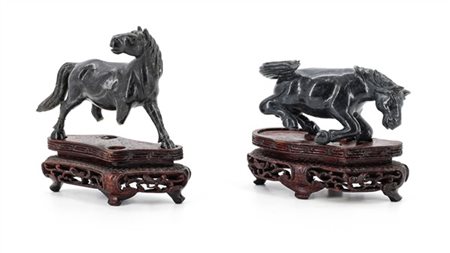 Lotto composto da due intagli in forma di cavalli in giada nefrite scura. 

Cin