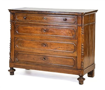 Cassettone di noce con fronte a quattro cassetti e montanti parzialmente tornit