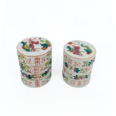 Due contenitori per il pranzo in porcellana policroma con decori stilizzati. 
C