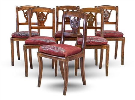 Gruppo di sei sedie in noce con schienale a cartella traforata e intagliata a p