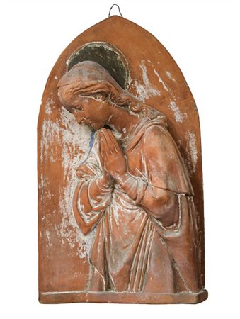 Altorilievo a ogiva in terracotta raffigurante Madonna orante, tracce di policr