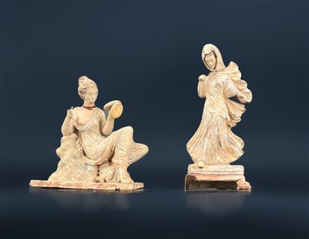 Coppia di figurette in terracotta in stile Tanagra con tracce di policromia. Se