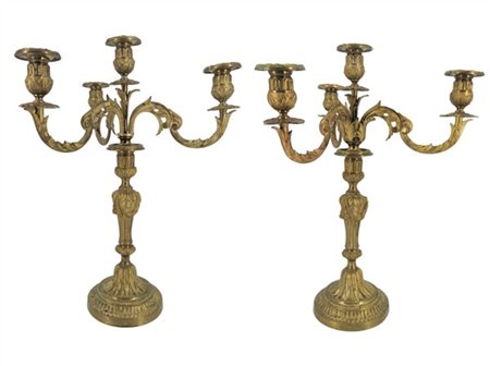 Coppia di candelabri a quattro fiamme in bronzo con fusto scanalato e festonato
