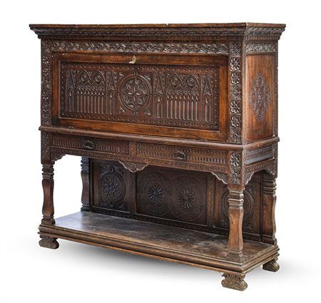 Mobile in stile gotico in legni vari con fronte decorato da intagli a ogive e f