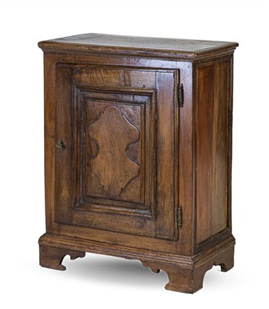 Stipeto in legno ad un'anta pannellata con piedi a mensola (cm 70x92x40) (difet