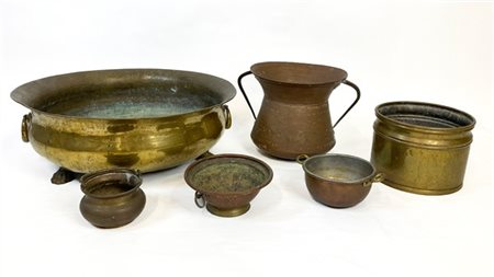 Lotto composto da un bracere con anse anellate e piedi ferini, un vaso biansato