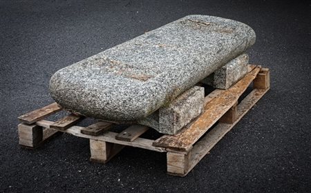 Panchina da giardino in granito con seduta a bordi arrotondati e sostegni sagom