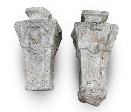 Coppia di pilastrini da giardino in calcestruzzo, rastremati e con profili inco