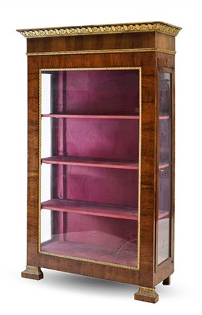 Vetrina lastronata in noce con bordure e profili in legno e pastiglia dorati a