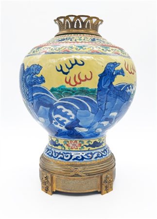 Vaso in porcellana policroma a fondo giallo in stile Kangxi, corpo con leoni bu