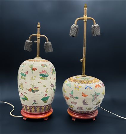 Due basi per lampada in porcellana decorata in policromia, basi in legno e mont