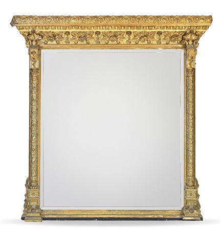 Grande caminiera in legno e pastiglia dorati con montanti a colonna e fascia su