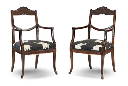 Coppia di poltroncine con profili unghiati e schienali a giorno con cartelle in